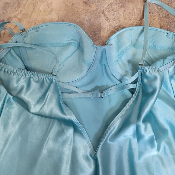 Satiny Lacy Lingerie with adjustable straps - Picture 5 of 6